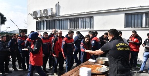 Depremzede vatandaştan künefeli teşekkür