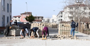 İZNİK’TE KİLİTLİ PARKE TAŞI DÖŞEME ÇALIŞMALARI DEVAM EDİYOR