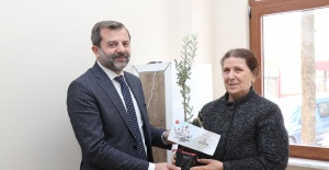 SAĞLIK PERSONELLERİNE FİDAN HEDİYE ETTİ