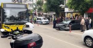 Bursa'da ters şeritten gelen otomobil, yolcu indiren otobüse çarptı