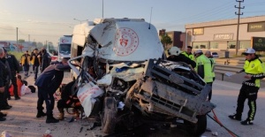Bursa'da sporcuları taşıyan servis minibüsü hafriyat kamyonuna çarptı! Ölü ve yaralılar var