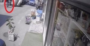 Bursa'da otomobil yolun karşısına geçen bisikletliye çarptı