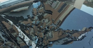 Bursa Orhangazi'de apartmandan atılan kemik cam tavanı kırarak hasara yol açtı!