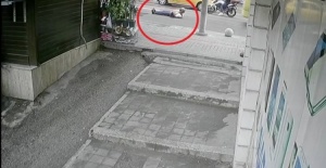 Bursa'da motosiklet sürücüsü halk otobüsüne çarpıp savruldu!