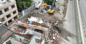 Bursa'da riskli binaların yıkımı devam ediyor