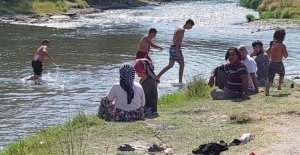 Bursa'da sıcaktan bunalan köy sakinlerine plaj yaptırdı