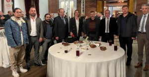 ÇGD Bursa 2023 ödül gecesinde Bursada Bugün Muhabiri Fatih Mısır'a genç kalem ödülü