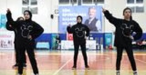 Özel çocukların gösterisi alkış aldı