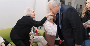 Başkan Şadi Özdemir’den huzurevindeki annelere sürpriz ziyaret