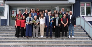 Huzurevindeki Emekli Öğretmenlerden Anlamlı Ziyaret