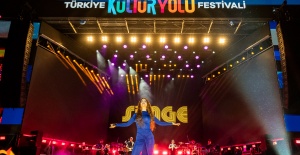 BURSA KÜLTÜR YOLU FESTİVALİ’NDE SAHNE ALAN SİMGE’DEN MUHTEŞEM PERFORMANS
