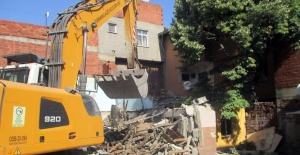 Tehlike saçan metruk binalar yıkılıyor