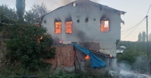 Bursa'da yaşlı çiftin yaşadığı iki katlı ev küle döndü