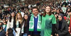 Başkan Aydın, Bursaspor’un maçını öğrencilerle birlikte izledi