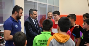 BAŞKAN YILMAZ ŞAMPİYON GÜREŞÇİLERLE BULUŞTU