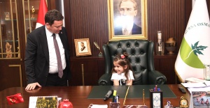 Başkan Erkan Aydın koltuğunu çocuklara devretti