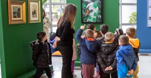 ‘Resimlerden Resim Beğen Sergisi’ne miniklerden ziyaret