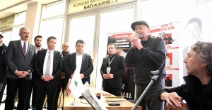 Şair ve yazar Nevzat Çelik okurlarıyla Osmangazi standında buluştu