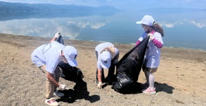 Minik gönüllülerden İznik'te sahil temizliği