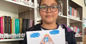 Minik eller renkli hayaller çizdi
