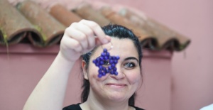 Osmangazili kadınlar hemcinsleri için hediye anahtarlık üretiyor