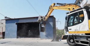 Yüksek gerilim hattına yapılan kaçak iş yeri yıkıldı