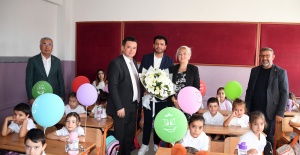 Başkan Erkan Aydın’dan öğrencilere ilk ders sürprizi